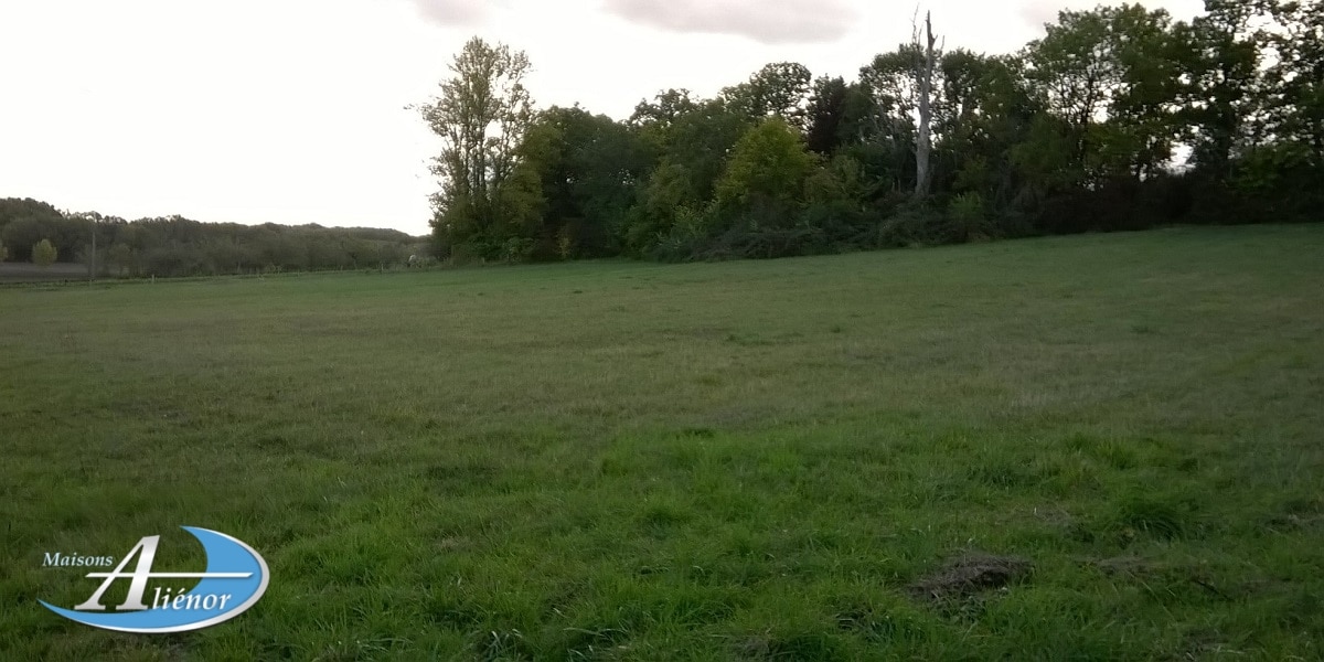 Le visuel montre un terrain de 1800 m² situé à Bouniagues, dans un environnement calme, idéal pour la construction de votre future maison.