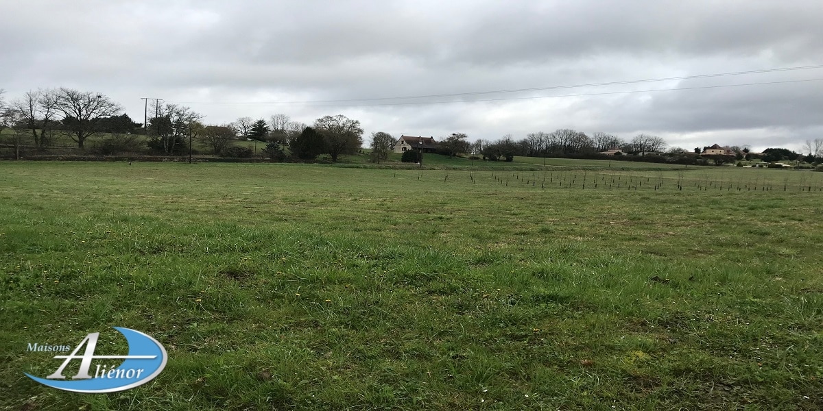 Terrain de 1 775 m² à Liorac-sur-Louyre, cadre calme, à 20 min de Bergerac et proche des commodités.