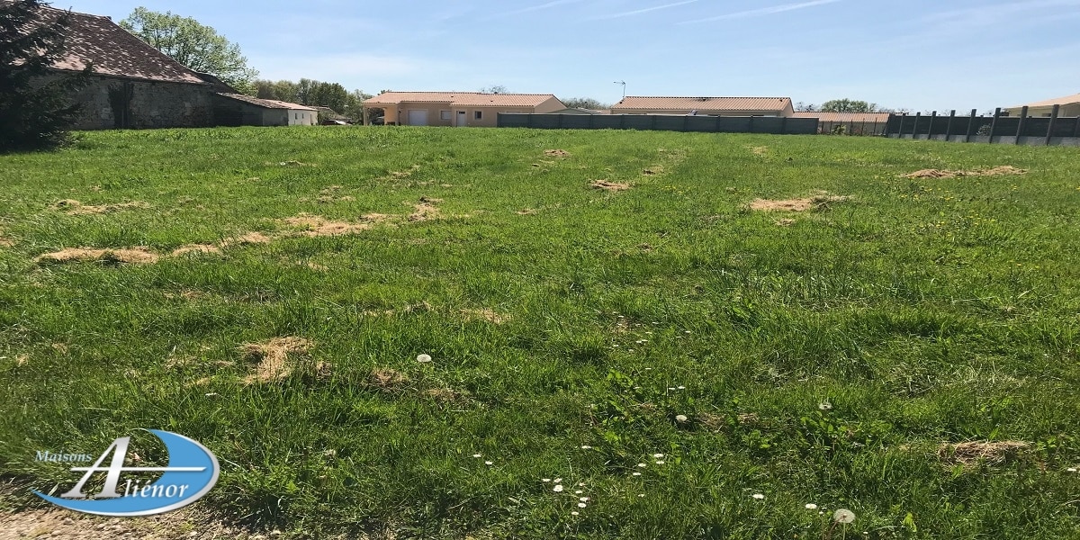 Terrain plat et constructible de 819 m2, idéal pour un projet de maison. Situé dans un cadre calme, à proximité de Bergerac