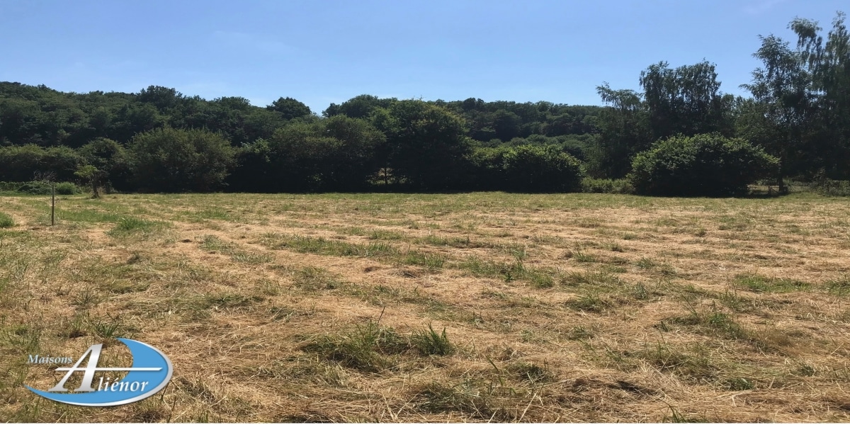 Terrain de 1 699 m² à Lanquais, à 20 min de Bergerac. Cadre paisible, idéal pour votre projet de construction.