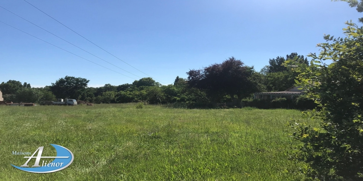 Terrain de 1070 m² à vendre dans la commune de Cours de Pile. Idéalement situé dans un cadre calme et proche des commodités