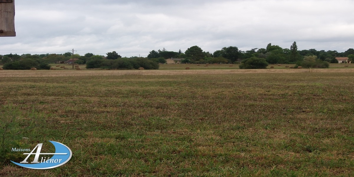 Terrain plat et constructible de 1 298 m² à La Force, à 10 min de Bergerac. Surface : 1 298 m².
