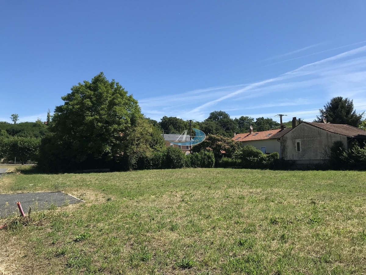 Terrain de 1 153 m² à Lalinde, à 30 min de Bergerac. Cadre paisible, idéal pour votre projet de construction.