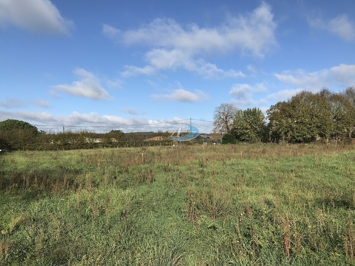 Terrain de 1800 m² à vendre dans la commune de Cours de Pile, offrant un cadre calme et agréable.