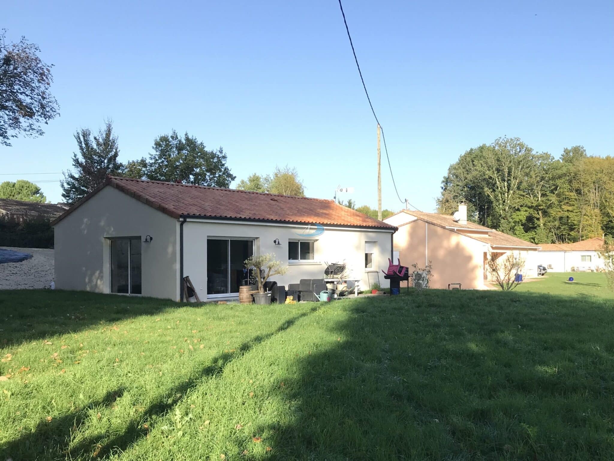 Maison de 65 m² à Trélissac, sur un terrain de 1 172 m² raccordé au tout-à-l'égout. Comprenant une cuisine lumineuse, un salon/séjour spacieux, deux chambres et la possibilité d'ajouter un garage ou un cellier. Équipée d'une pompe à chaleur réversible pour un confort optimal.