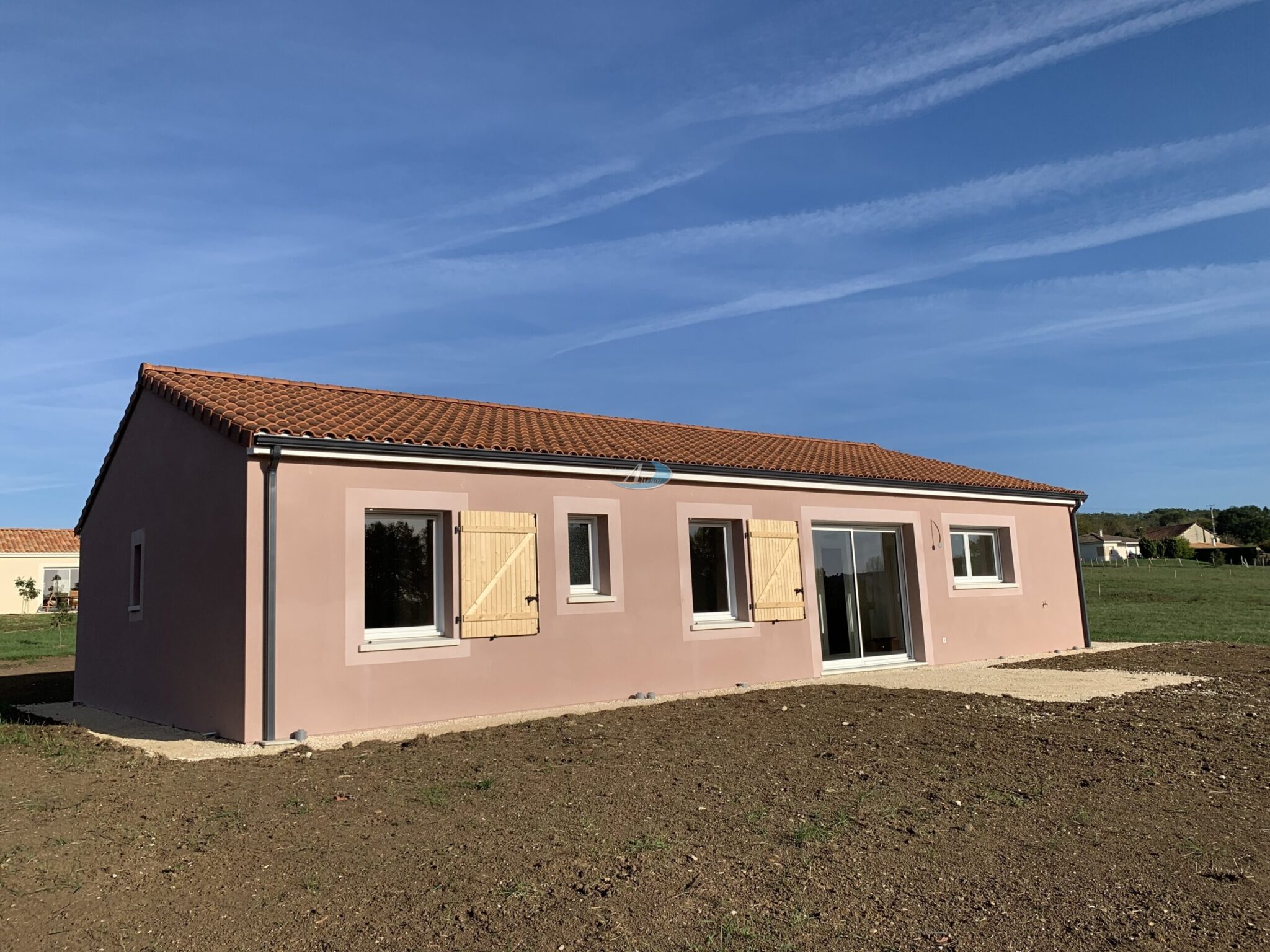 Maison à vendre à Champcevinel, sur un terrain de 991 m², comprenant 90 m² habitables avec cuisine lumineuse, salon/séjour spacieux, 3 chambres et salle de bain, équipée d'une pompe à chaleur réversible.