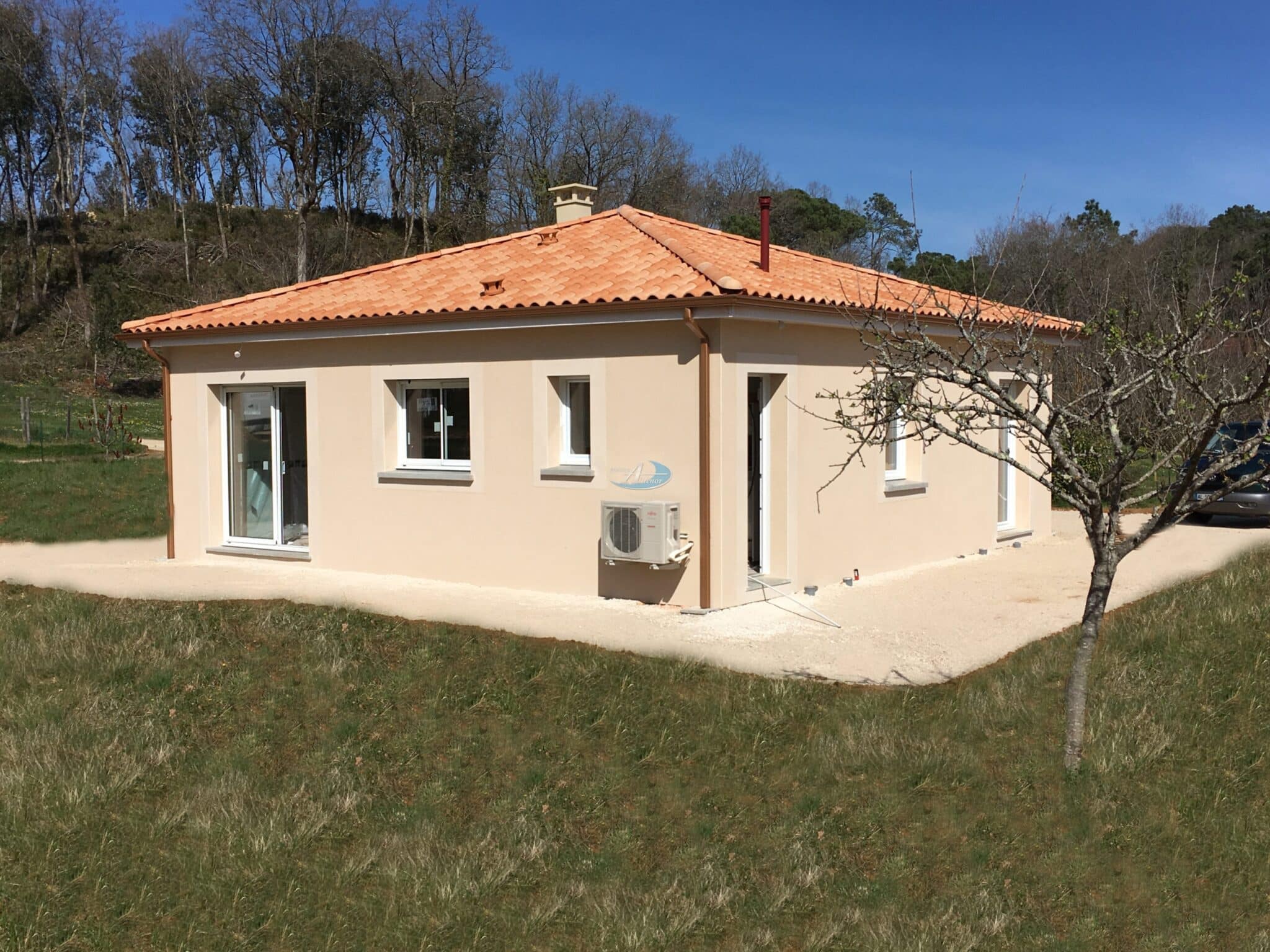 Maison de 100 m² à Trélissac, sur un terrain de 1 305 m², à proximité du centre commercial Leclerc. Comprenant une cuisine lumineuse ouverte sur un salon/séjour spacieux, 3 chambres avec placards, et la possibilité d'ajouter un garage ou un cellier. Équipée d'une pompe à chaleur réversible pour un confort optimal toute l'année.