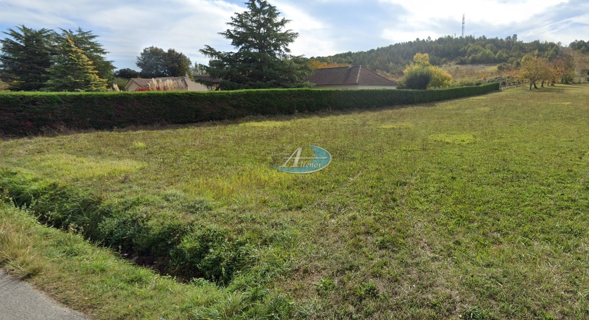 Terrain de 1 300 m² au Bugue, environnement calme à la campagne, proche du centre-ville. Parfait pour un premier projet de construction.
