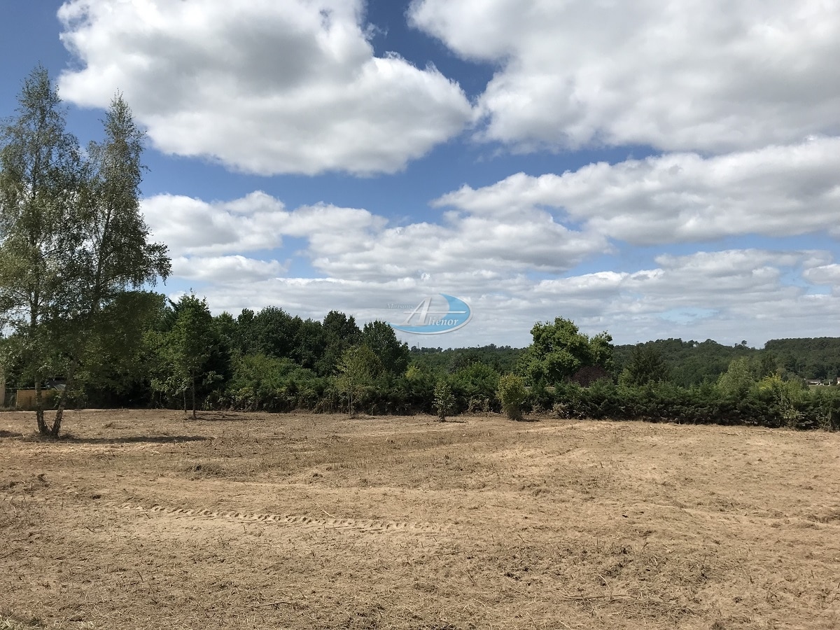 Photo d'un superbe terrain de 1 500 m², parfaitement situé à Maurens, à 15 minutes de Bergerac, proposé par Maisons Aliénor pour concrétiser votre projet immobilier.
