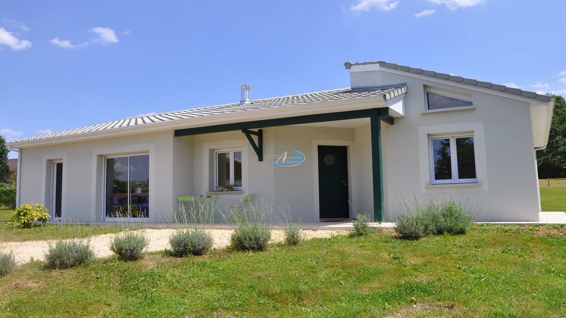 Maison de 85 m² à construire à Champcevinel, sur un terrain de 782 m². Maison aux normes RE 2020, avec grand séjour lumineux, cuisine ouverte, chambres spacieuses, salle de bain avec douche et WC séparé. Profitez d'un cadre calme et d'une belle orientation.