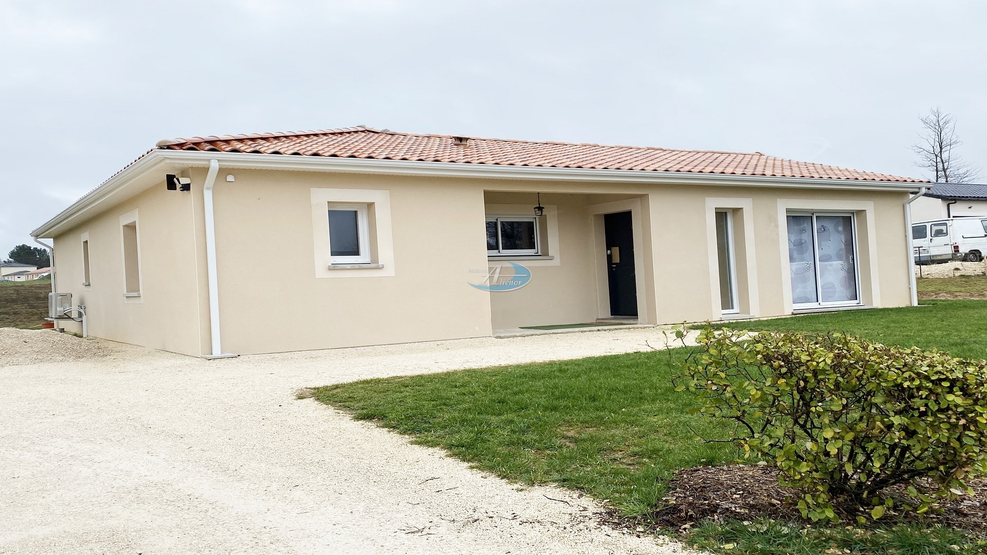 Imaginez votre maison neuve de 110 m², conçue pour répondre aux normes RE 2020, sur un terrain de 2 550 m², parfaitement situé à la campagne, à seulement 2 minutes des commerces de Champagnac de Belair.