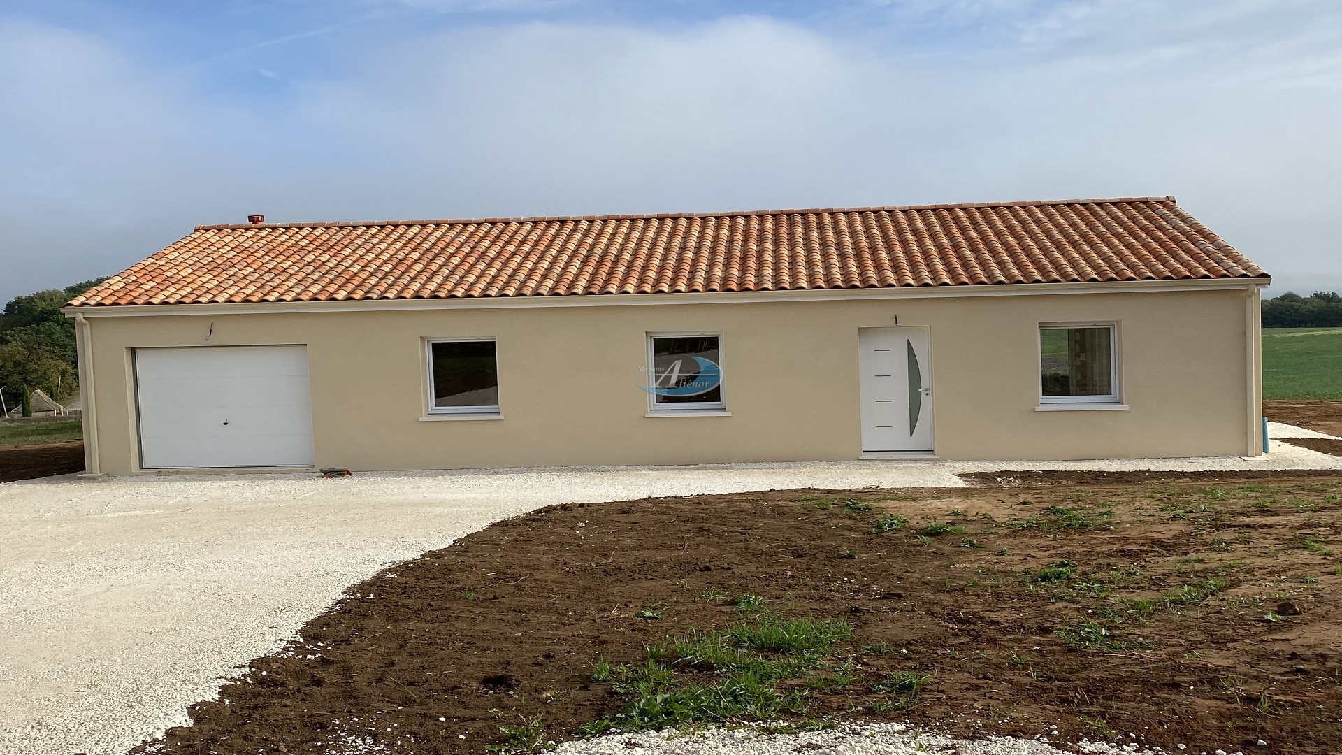 Maison de 90 m² construite selon les normes RE 2020 sur un terrain de 1 390 m² à Marsaneix en Dordogne.