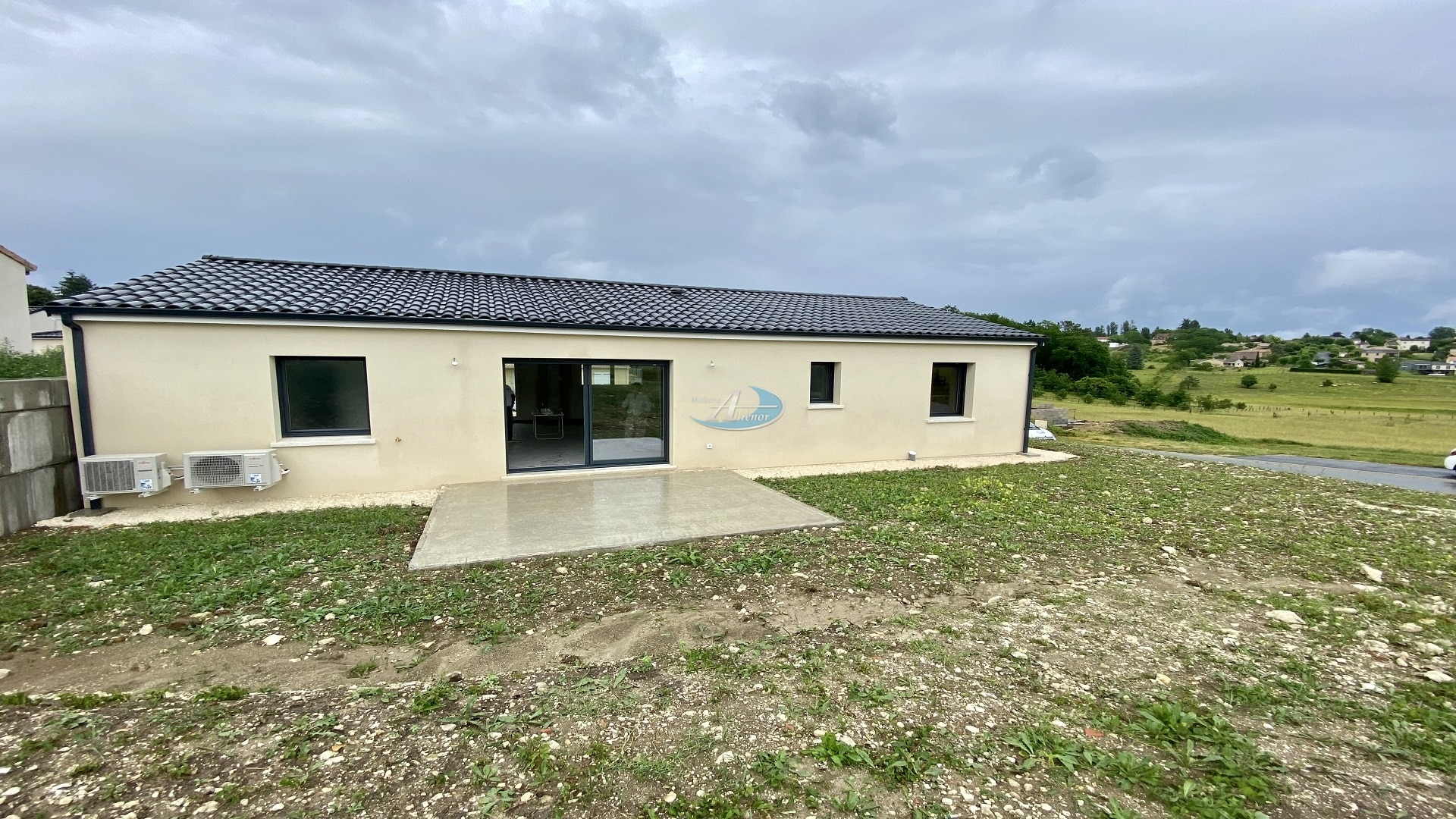 Maison de 85 m² construite selon les normes RE 2020, située sur un terrain de 1 208 m² à Marsaneix.