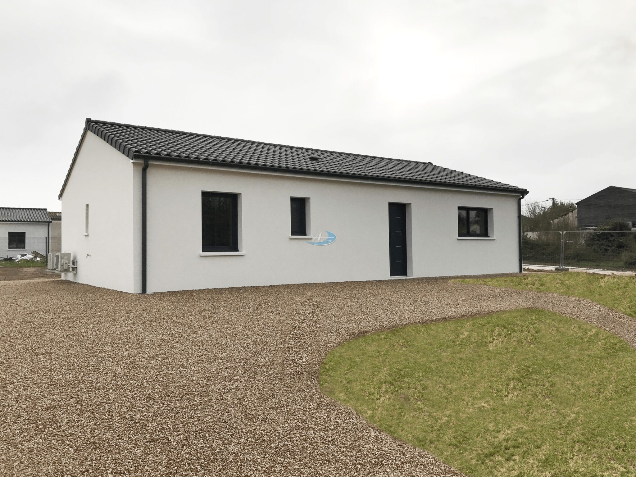 Découvrez cette maison de plain-pied sur un terrain à Terrasson-La-Villedieu, située entre Brive-la-Gaillarde et Périgueux. À 5 minutes des commerces et écoles, et à 15 minutes de Montignac et des grottes de Lascaux.