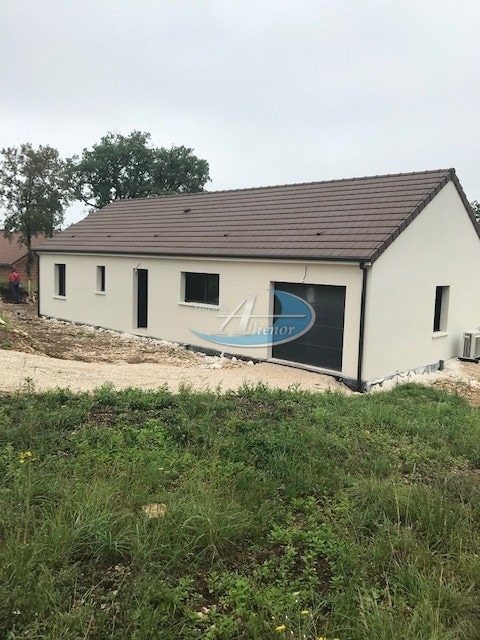 Vue extérieure d'une maison neuve à construire sur un terrain de 1400 m² à Carlux, avec des lignes contemporaines et une surface habitable de 90 m².