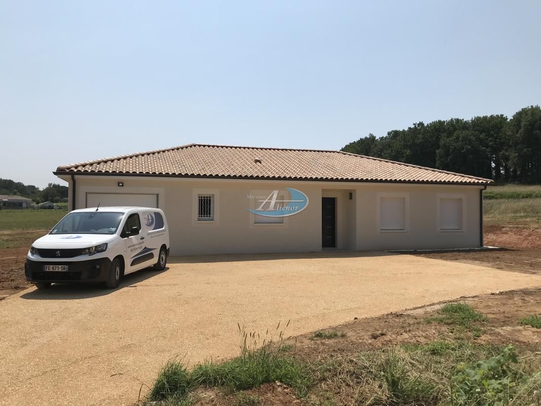 Maison contemporaine neuve à construire sur un terrain de 1400 m² à Carlux, Dordogne, avec 90 m² de surface habitable, à proximité des commerces.