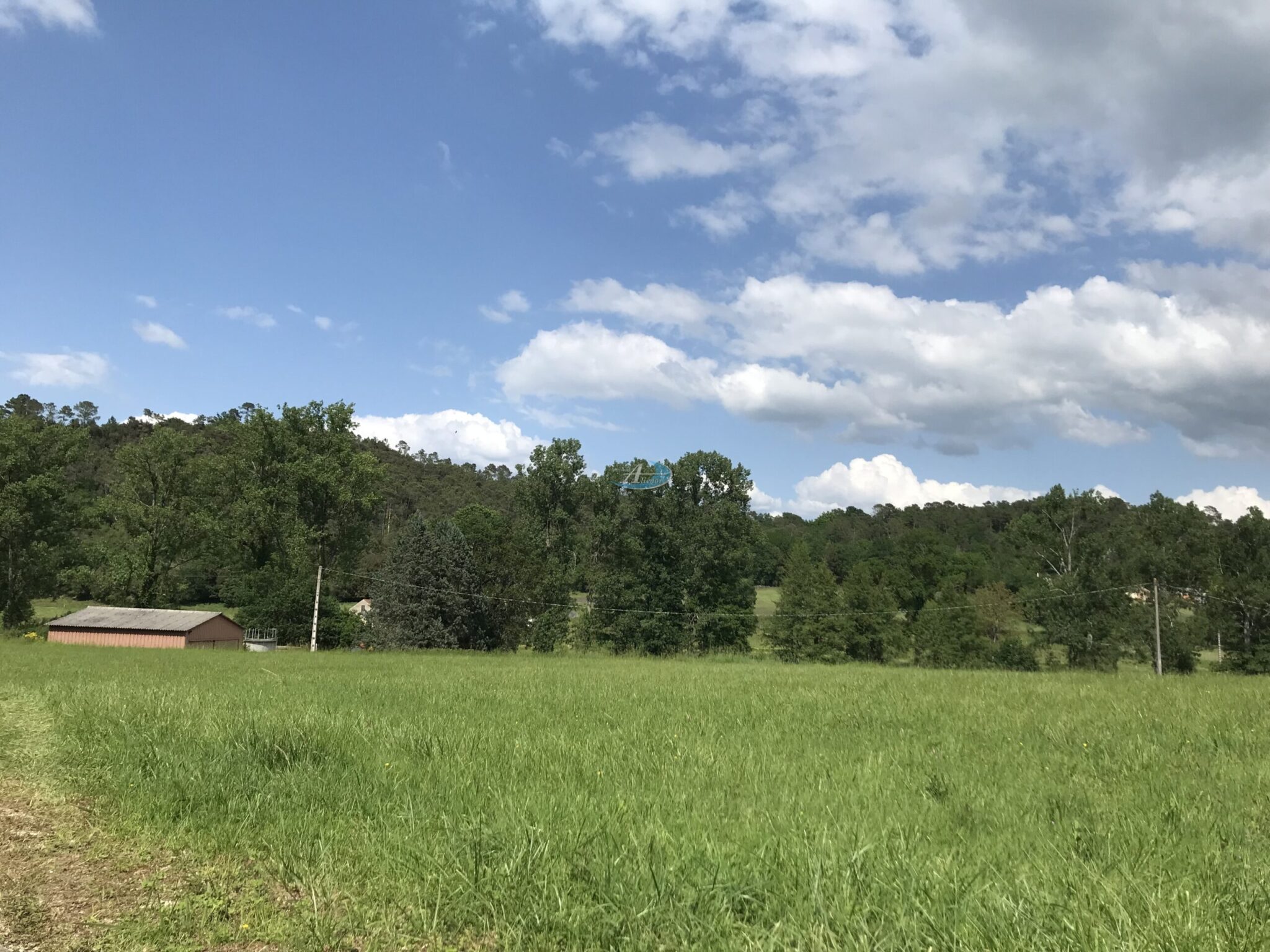 Terrain Sarlat en Dordogne de 2 700 m², situé dans un quartier calme et verdoyant sur les hauteurs de Sarlat, offrant un cadre idéal pour vos projets.