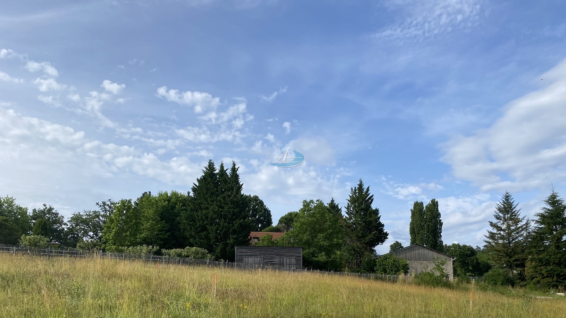 Terrain plat de 750 m² à vendre à Champcevinel, situé dans un cadre verdoyant et calme, à proximité des commodités, dans un village pittoresque.
