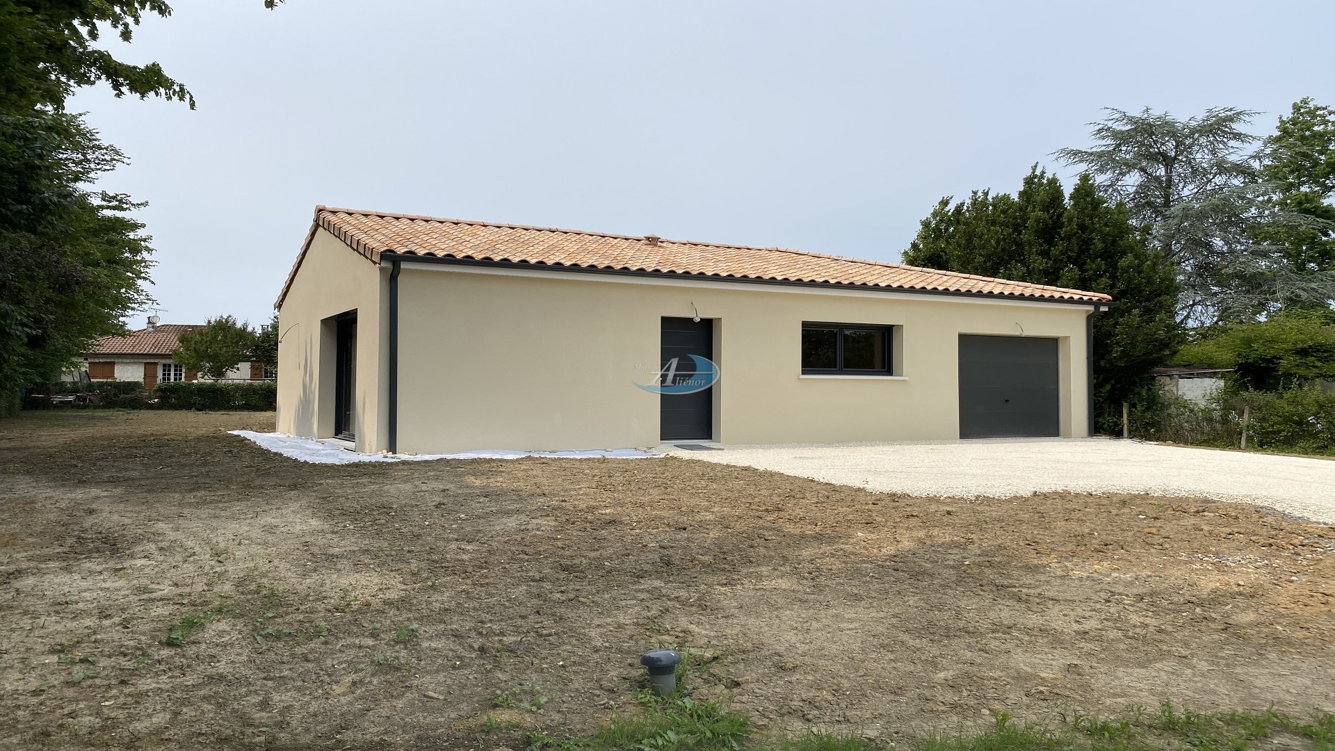Maison de 85 m² aux normes RE 2020, construite sur un terrain de 1 000 m² à Coursac.