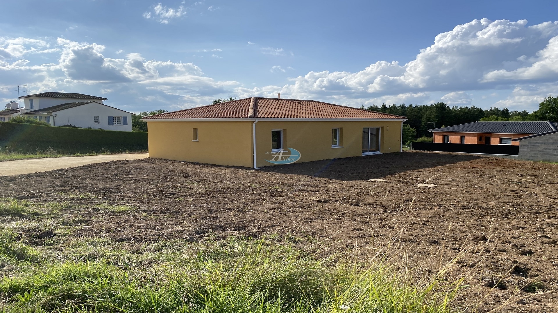 Maison de 85 m² aux normes RE 2020 sur un terrain de 1 745 m² à Lisle. Grand séjour lumineux, cuisine ouverte, chambres confortables, salle de bain, WC séparé et belle orientation au calme.