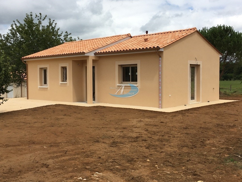 Terrain avec maison à vendre à Proissans, situé à proximité des commerces, écoles et crèche, avec une orientation idéale conforme aux normes RE 2020.