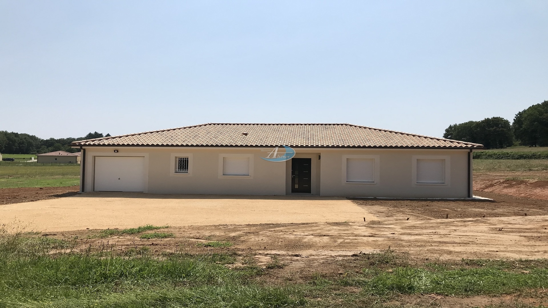 Visuel d'une maison de 90 m² construite selon les normes RE 2020 sur un terrain de 1 300 m² à Marsaneix.