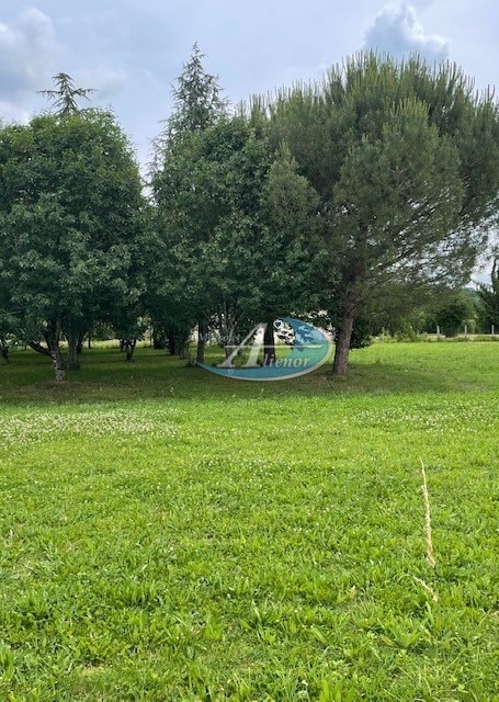 Terrain d’environ 1 380 m² à Pazayac, en Dordogne, bénéficiant d'un ensoleillement exceptionnel.