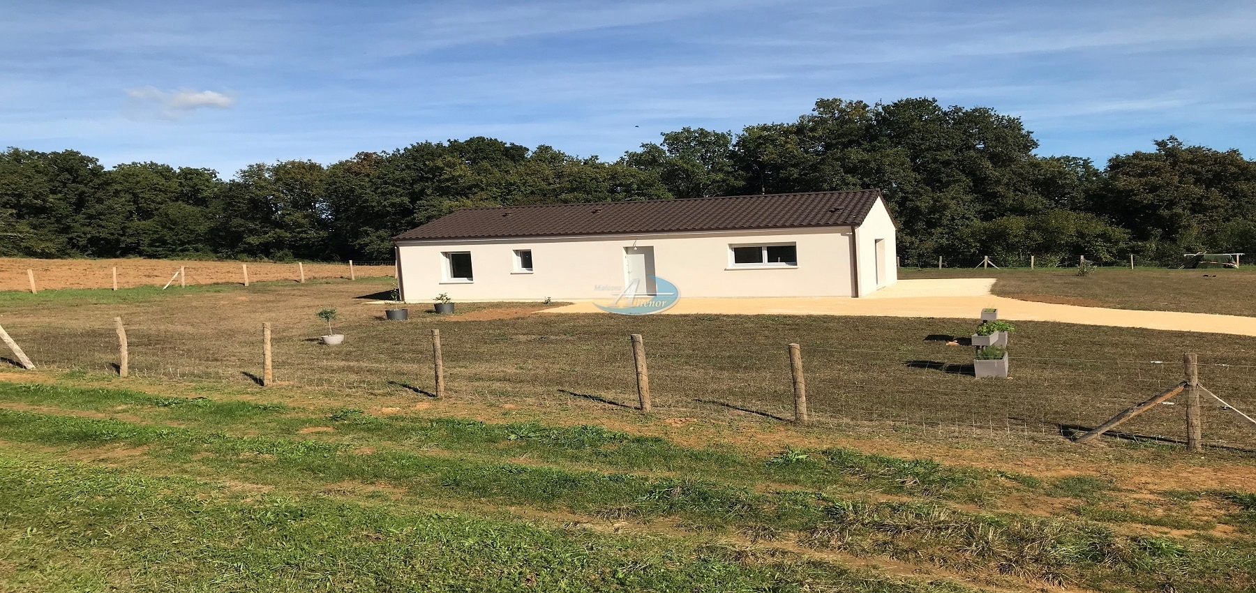 Maison de 80 m² aux normes RE 2020 sur un terrain de 858 m² à Lisle. Séjour lumineux, cuisine ouverte, belles chambres. Cadre calme et idéal pour votre projet.