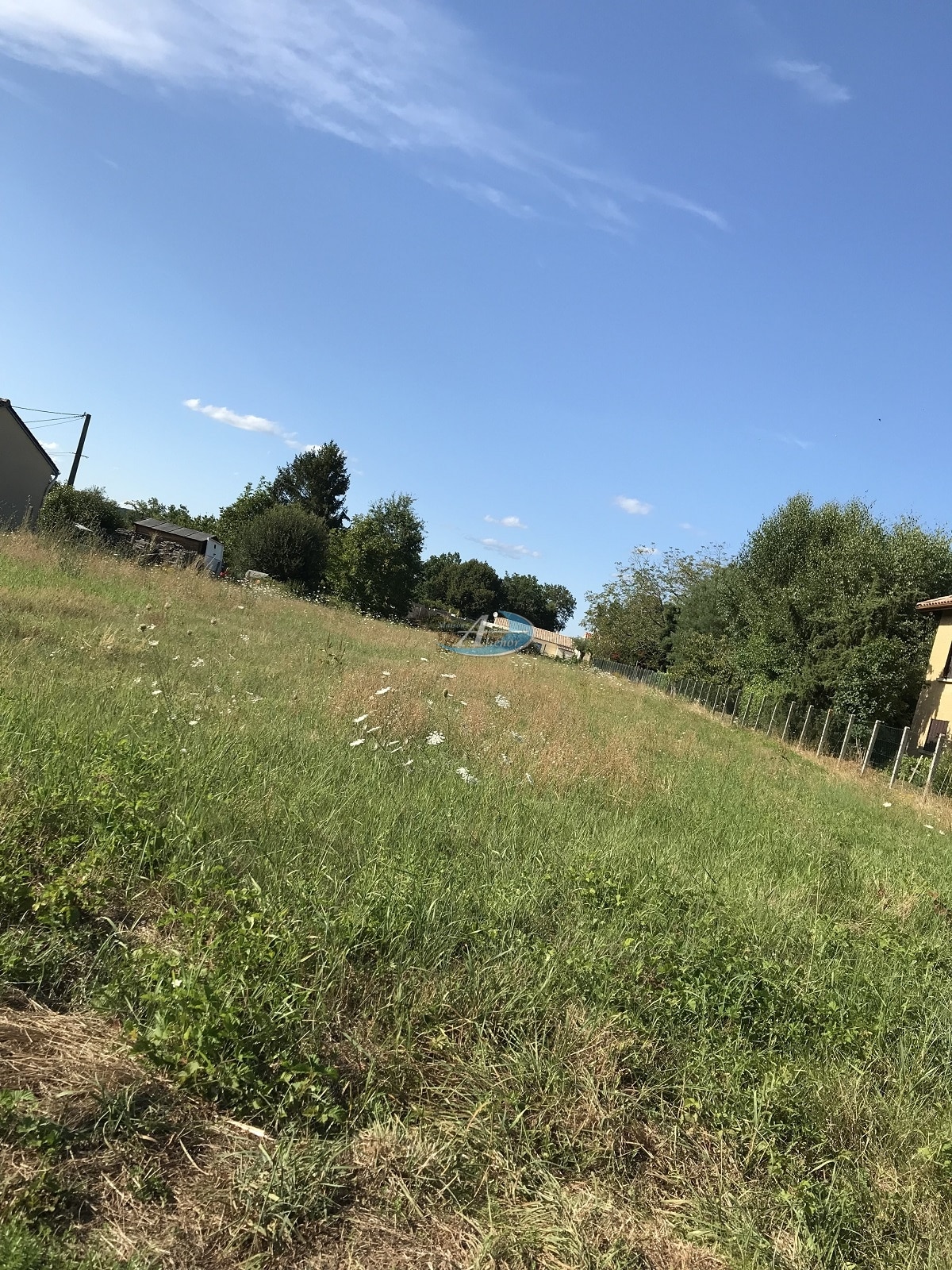 Terrain de 1 800 m², idéalement situé à seulement 20 minutes de Bergerac.