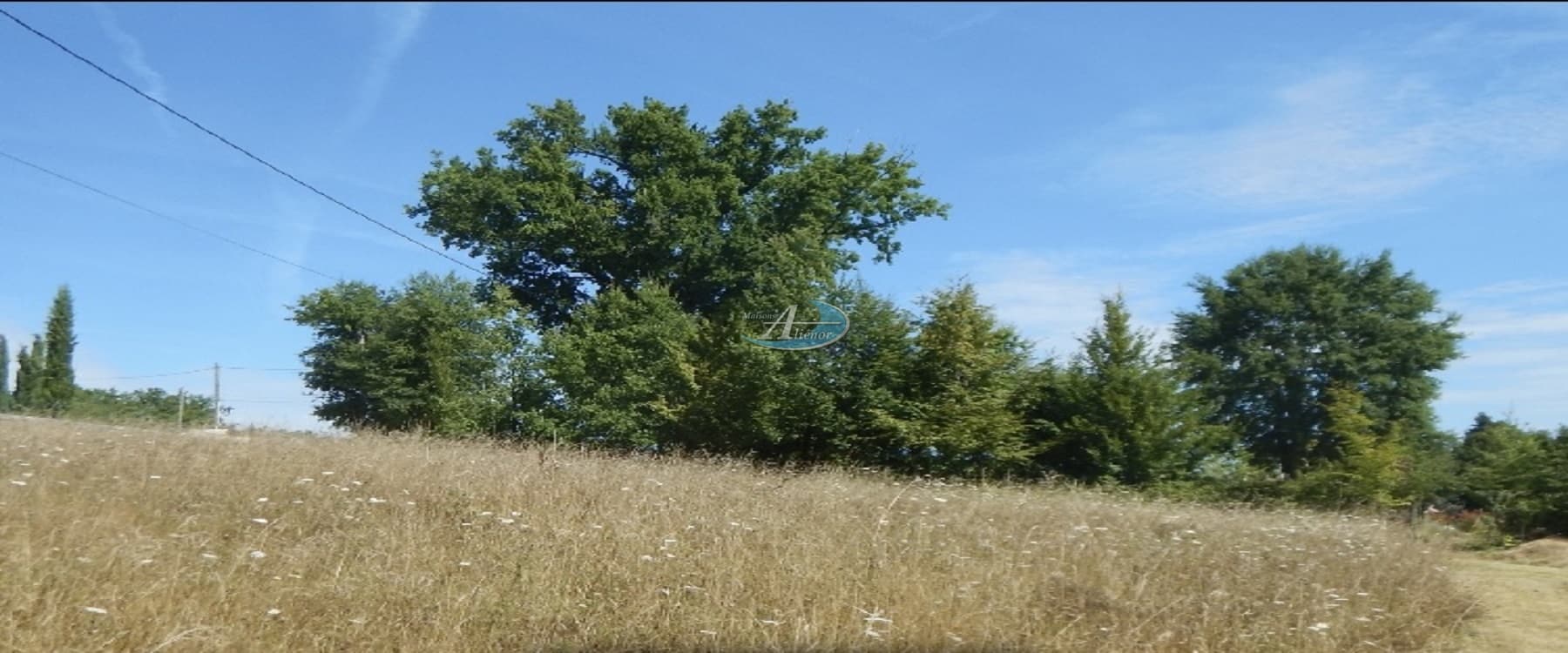Terrain à Coulounieix-Chamiers de 2 200 m², situé au cœur d'un charmant village.