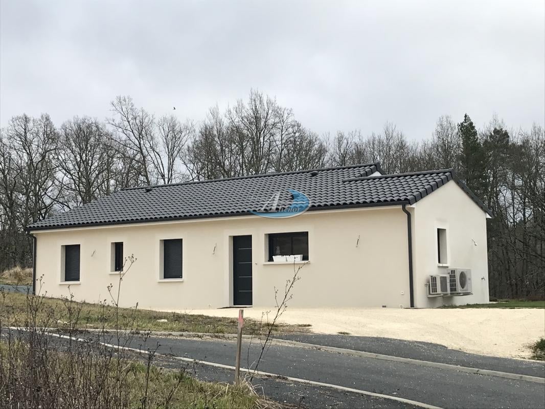 Vue de la maison située à La Chapelle-Aubareil, à proximité de Montignac Lascaux, où sera construite une maison neuve de 90 m² sur un terrain plat, idéal pour un projet de vie confortable.