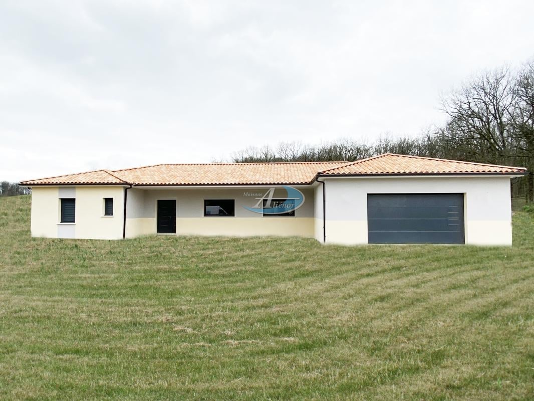 Projet de maison à vendre à Proissans en Dordogne, avec un terrain viabilisé de 1800 m² dans un petit lotissement calme, proche de Sarlat. Maison avec grande pièce à vivre lumineuse.