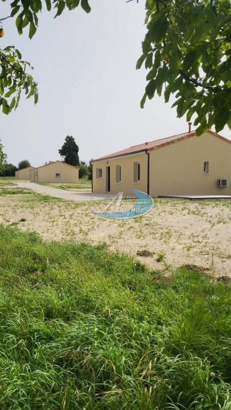 Maison neuve à construire à Sarlat-la-Canéda, idéalement située près des commerces, boulangerie, pharmacie et écoles. Un grand séjour lumineux et une cuisine ouverte pour un confort optimal et une ambiance conviviale.
