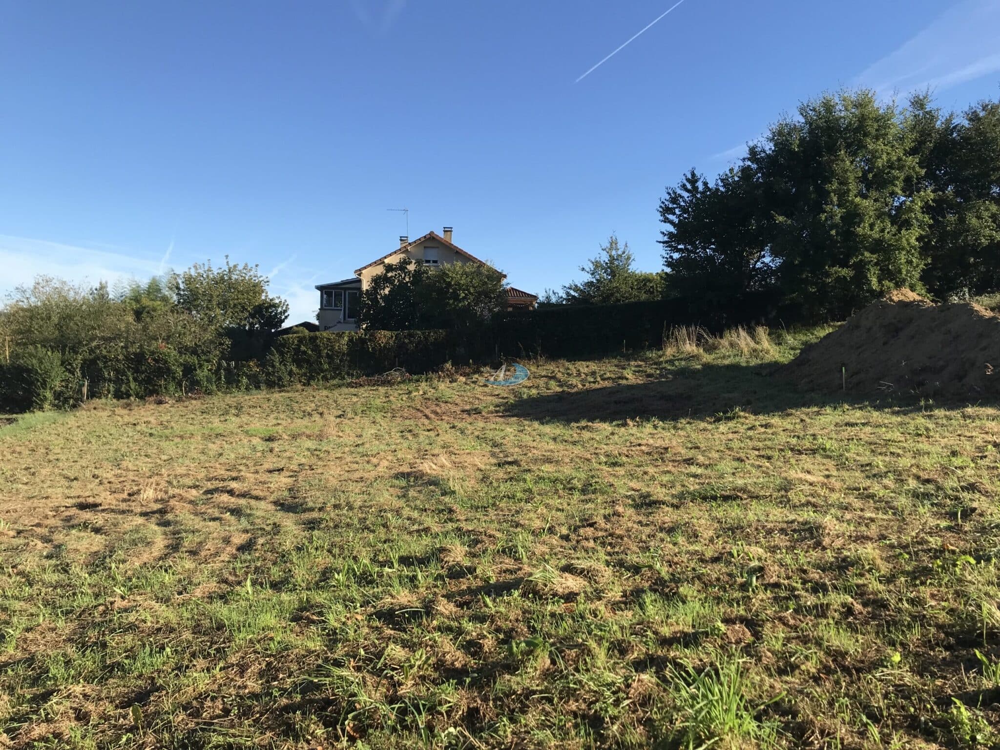 Terrain de 1 000 m², viabilisé et idéalement situé à proximité de Sarlat (6 minutes en voiture), bénéficiant d'une exposition est-ouest et d'une vue imprenable sur le Château de Temniac.