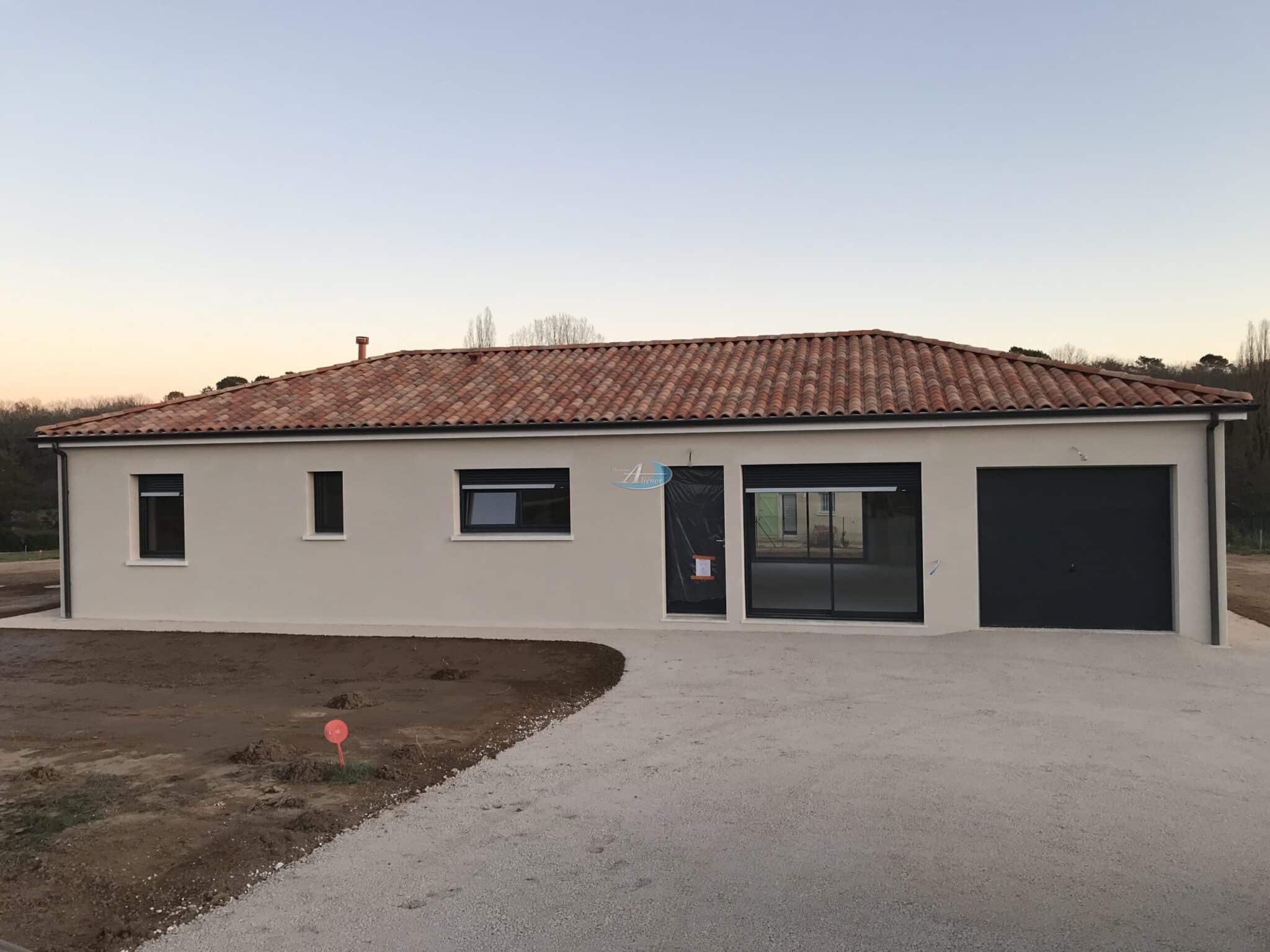 Découvrez cette maison moderne de plain-pied située à Terrasson-Lavilledieu, offrant 3 chambres avec placards, une cuisine ouverte sur un séjour lumineux, une salle d'eau, WC séparés et un garage. Profitez d'un cadre calme à la campagne, tout en étant à moins de 25 minutes de Brive-la-Gaillarde.