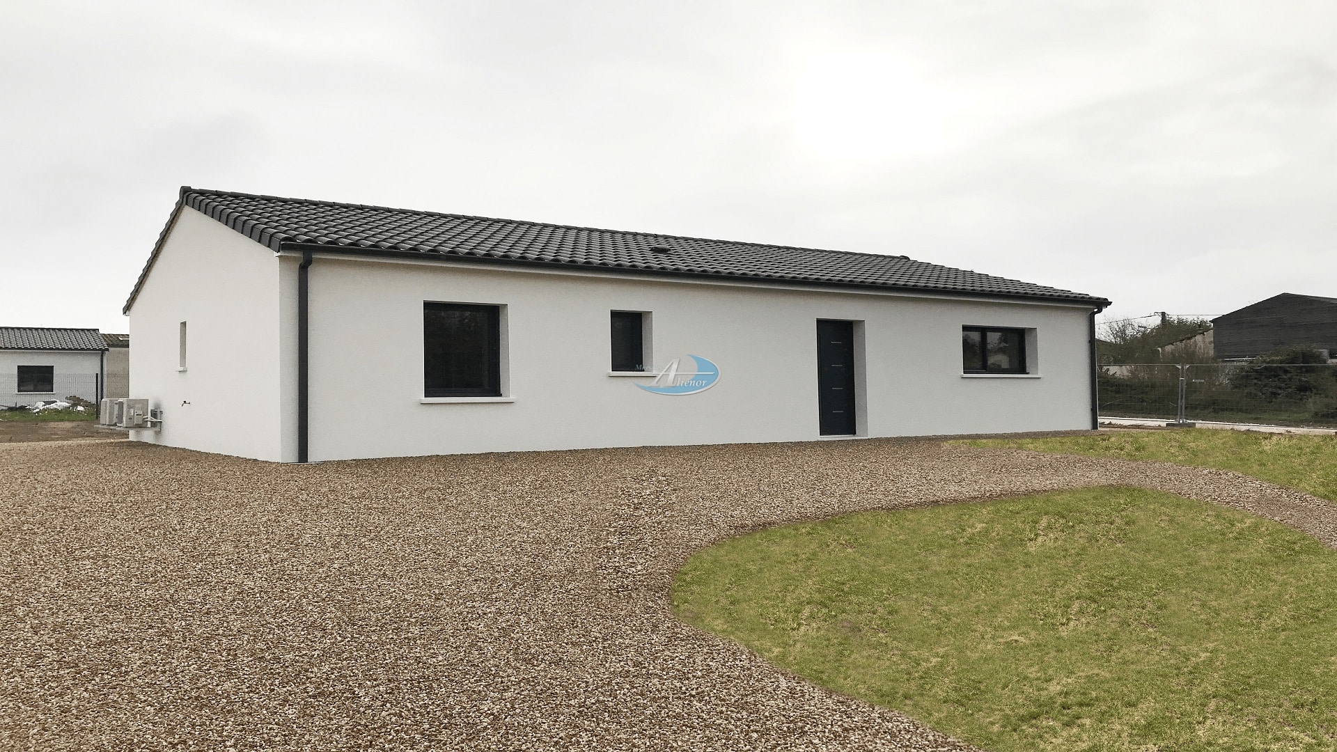 Photo d'une maison moderne de 80 m², conforme aux normes RE 2020, située sur un terrain de 2 160 m² à Chancelade.