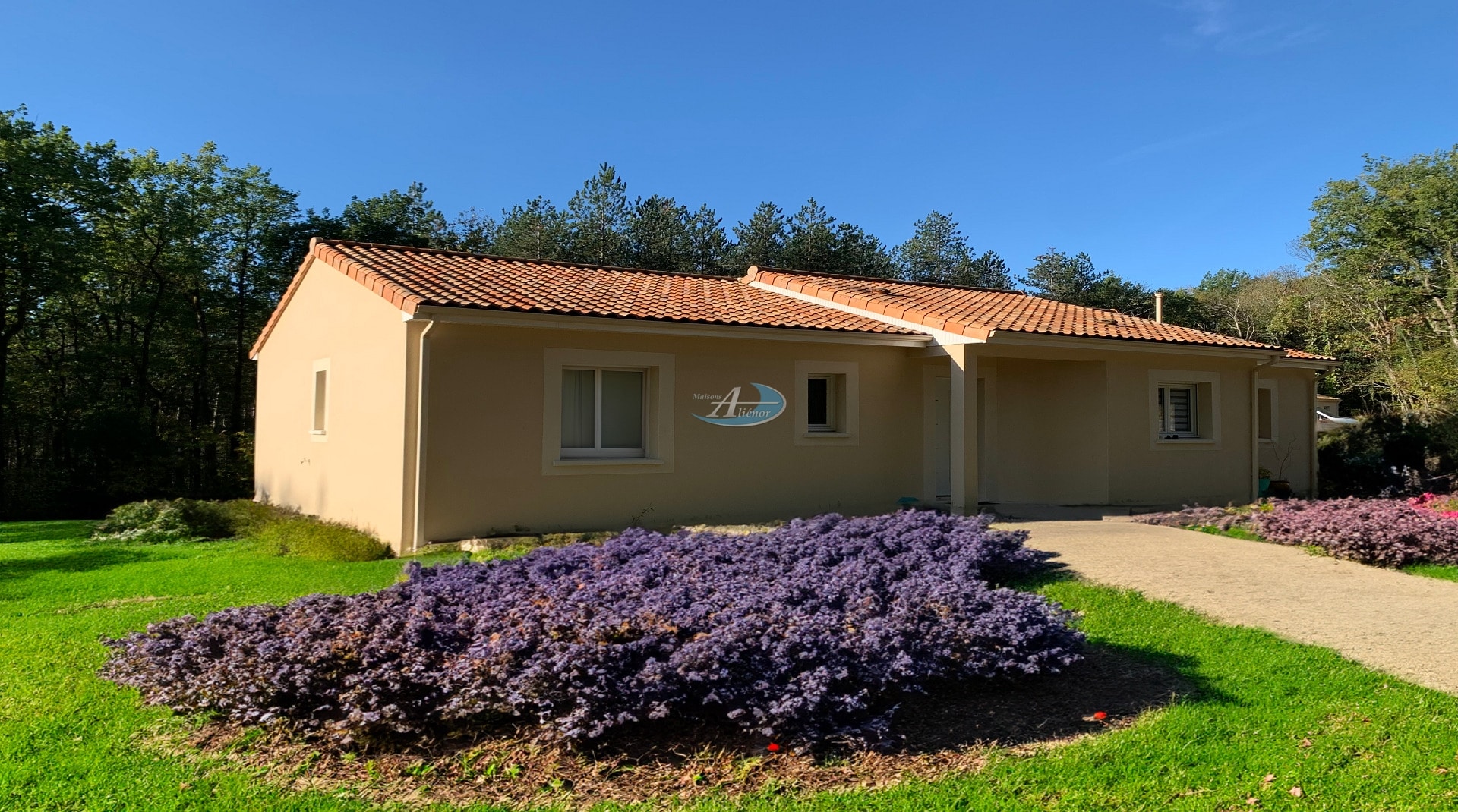 Construisez votre maison de 82 m² aux normes RE 2020 sur un terrain de 800 m² à Trélissac, avec un grand séjour lumineux, cuisine ouverte et belles chambres, dans un cadre calme et bien orienté.