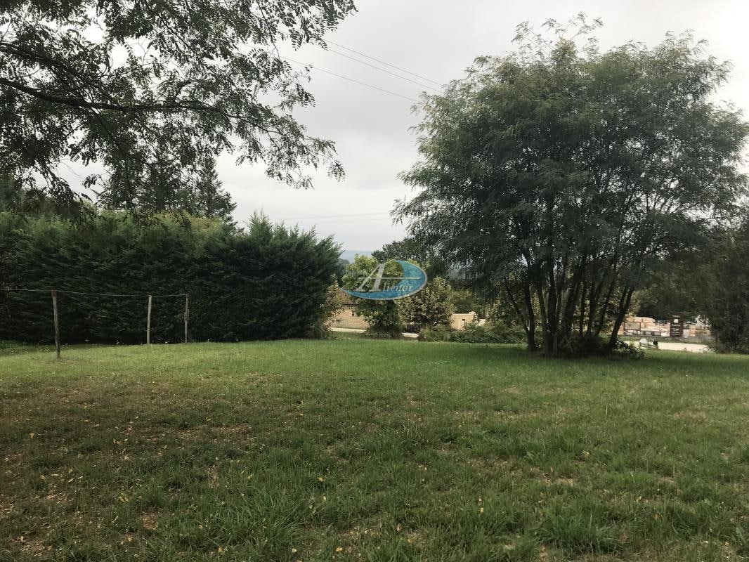 Terrain de 2 000 m², idéalement situé à seulement 4 minutes du centre de Sarlat-la-Canéda, offrant le calme et la tranquillité d’un environnement verdoyant.