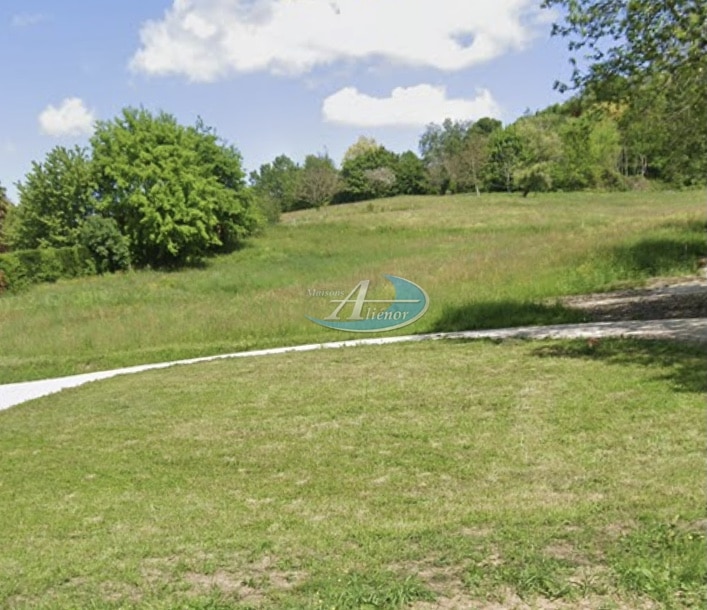 Parcelle de 1 000 m², entièrement viabilisée et située dans un quartier calme et verdoyant, offrant une vue magnifique sur le Château de Temniac. Non soumise aux bâtiments de France, idéale pour votre futur projet.