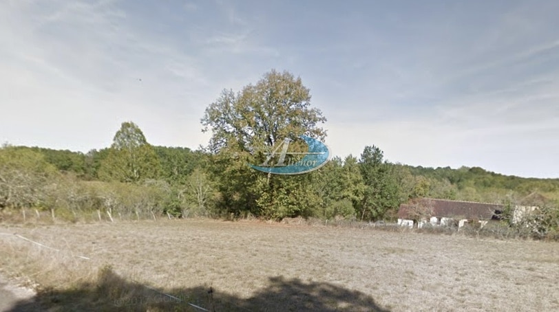 Parcelle de terrain d'environ 2000 m² située à Cénac-et-Saint-Julien, offrant un cadre paisible et verdoyant, à proximité du centre tout en étant suffisamment éloignée pour garantir tranquillité et nature.