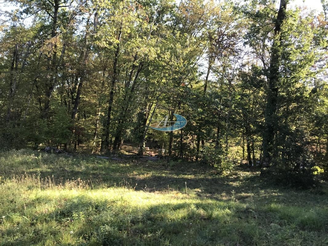 Terrain d’environs 800m2 est idéalement situé sur les hauteurs du village de Groléjac.