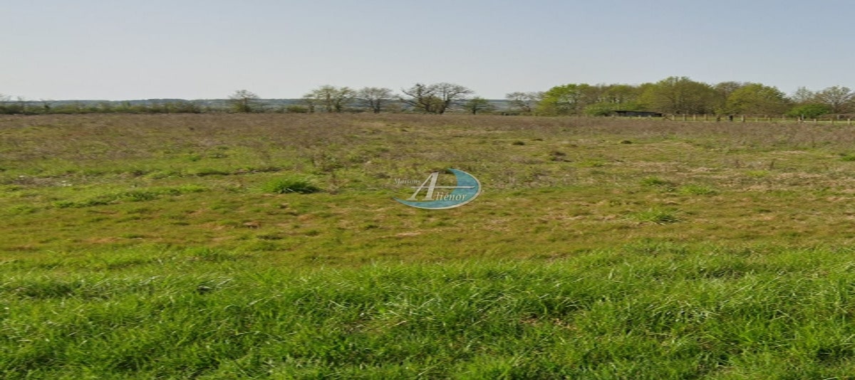 Terrain de 2250 m² à Bergerac, situé dans un environnement calme, proposé à la vente par Maisons Aliénor.
