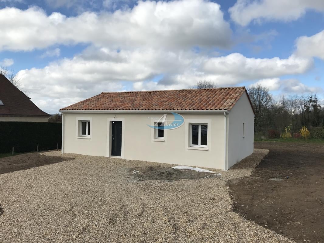 Terrain plat de 2 500 m², bien exposé et situé à seulement 4 minutes du centre-ville de Sarlat-la-Canéda. Maison avec salon lumineux offrant une vue dégagée grâce à la baie vitrée.