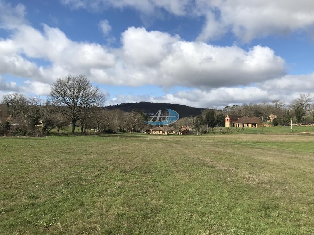 Terrain de 1600 m² entièrement constructible.