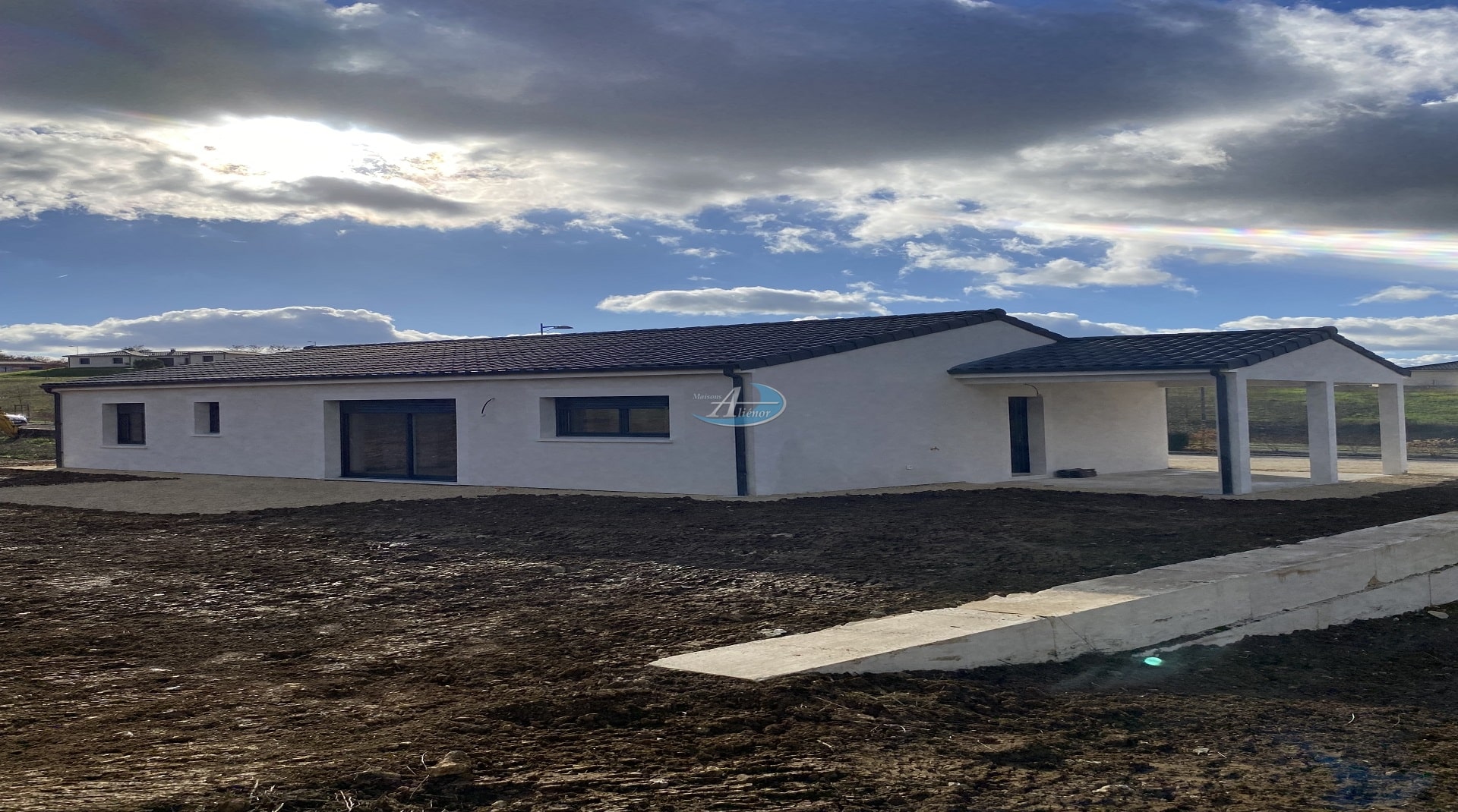 Maison de 90 m² à construire sur un terrain de 1 500 m² à Trélissac, aux normes RE 2020. Comprenant un grand séjour lumineux avec baie vitrée, une cuisine ouverte, de belles chambres, une salle de bain avec douche et un WC séparé.