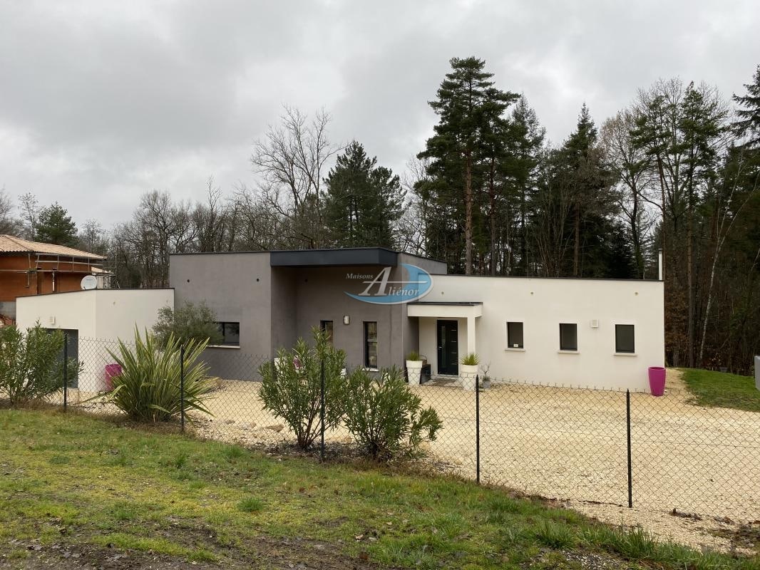 Terrain de 2 000 m² situé à proximité du centre-ville de Sarlat-la-Canéda, des écoles et des commerces, avec un projet de construction d’une maison de 90 m² de surface habitable.