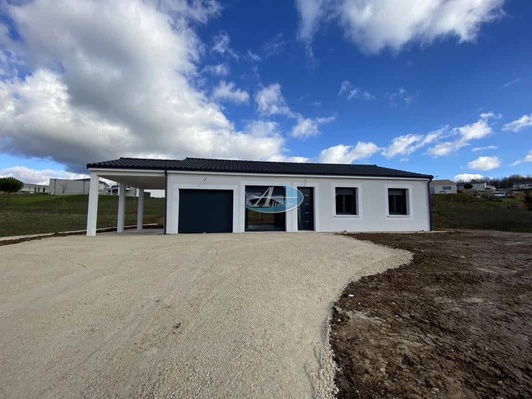 Maison neuve de 100 m² à construire sur un terrain à vendre à Sarlat, situé à proximité des commerces et écoles. Profitez d'un cadre idéal pour votre projet immobilier.