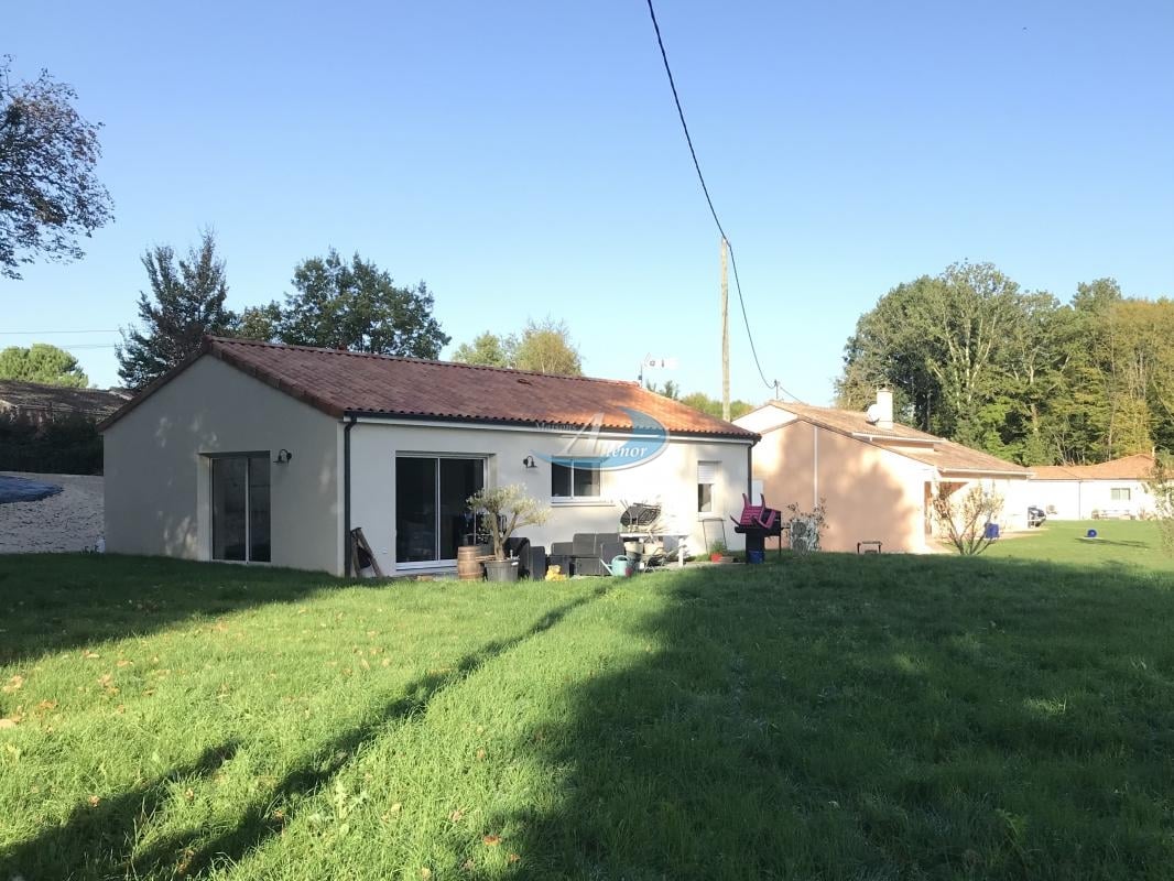 Terrain de 1 800 m² à Sarlat-la-Canéda, dans un environnement calme à la campagne, avec une vue dégagée et un bel ensoleillement. Idéalement situé près des monuments historiques du Périgord Noir.