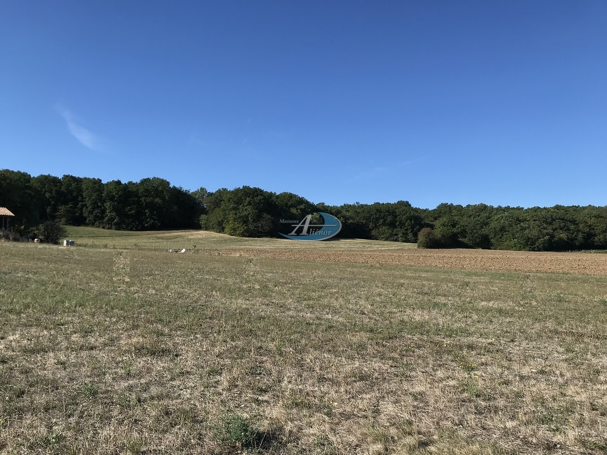Beau terrain de 1 500 m² situé à Eymet.