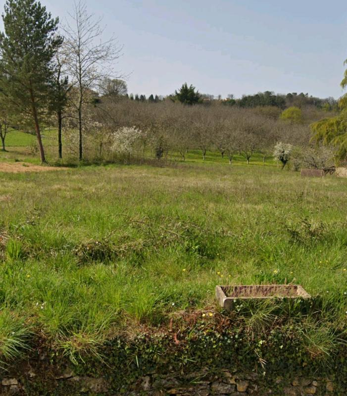 Terrain à Marcillac St Quentin de 1200 m², situé dans un secteur calme et prisé.